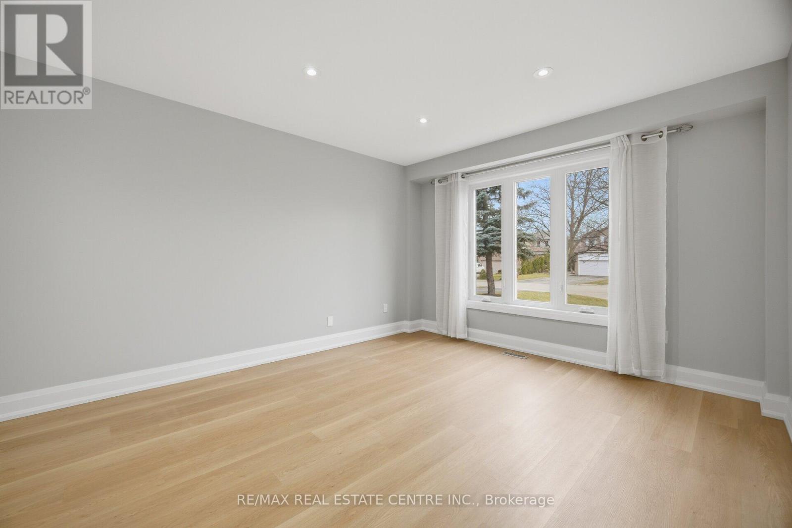 4028 Sasha Court, Mississauga (Rathwood), Ontario  L4W 3K9 - Photo 7 - W12938354