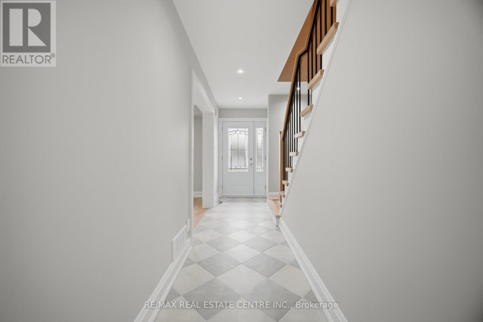 4028 Sasha Court, Mississauga (Rathwood), Ontario  L4W 3K9 - Photo 5 - W12938354