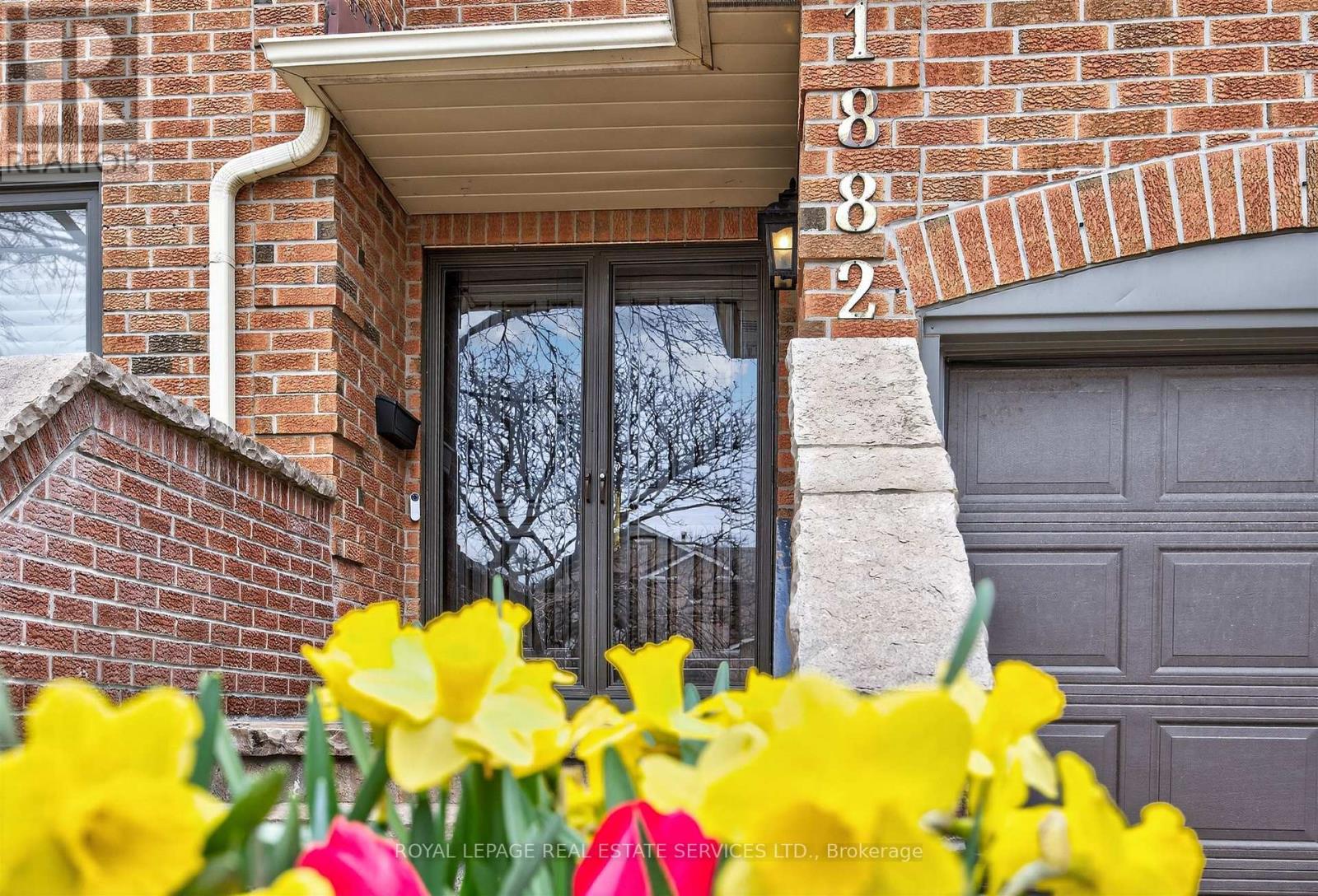 1882 Flintlock Court, Mississauga, Ontario  L5L 3E1 - Photo 3 - W12938956