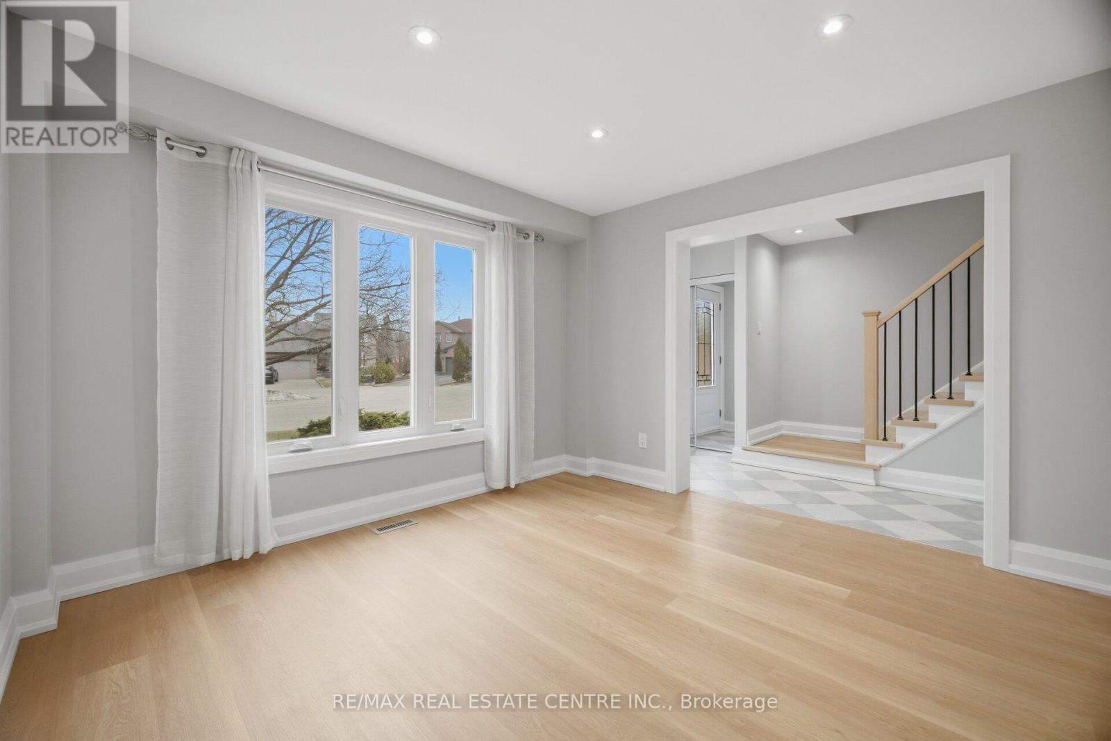 4028 Sasha Court, Mississauga (Rathwood), Ontario  L4W 3K9 - Photo 8 - W12938354