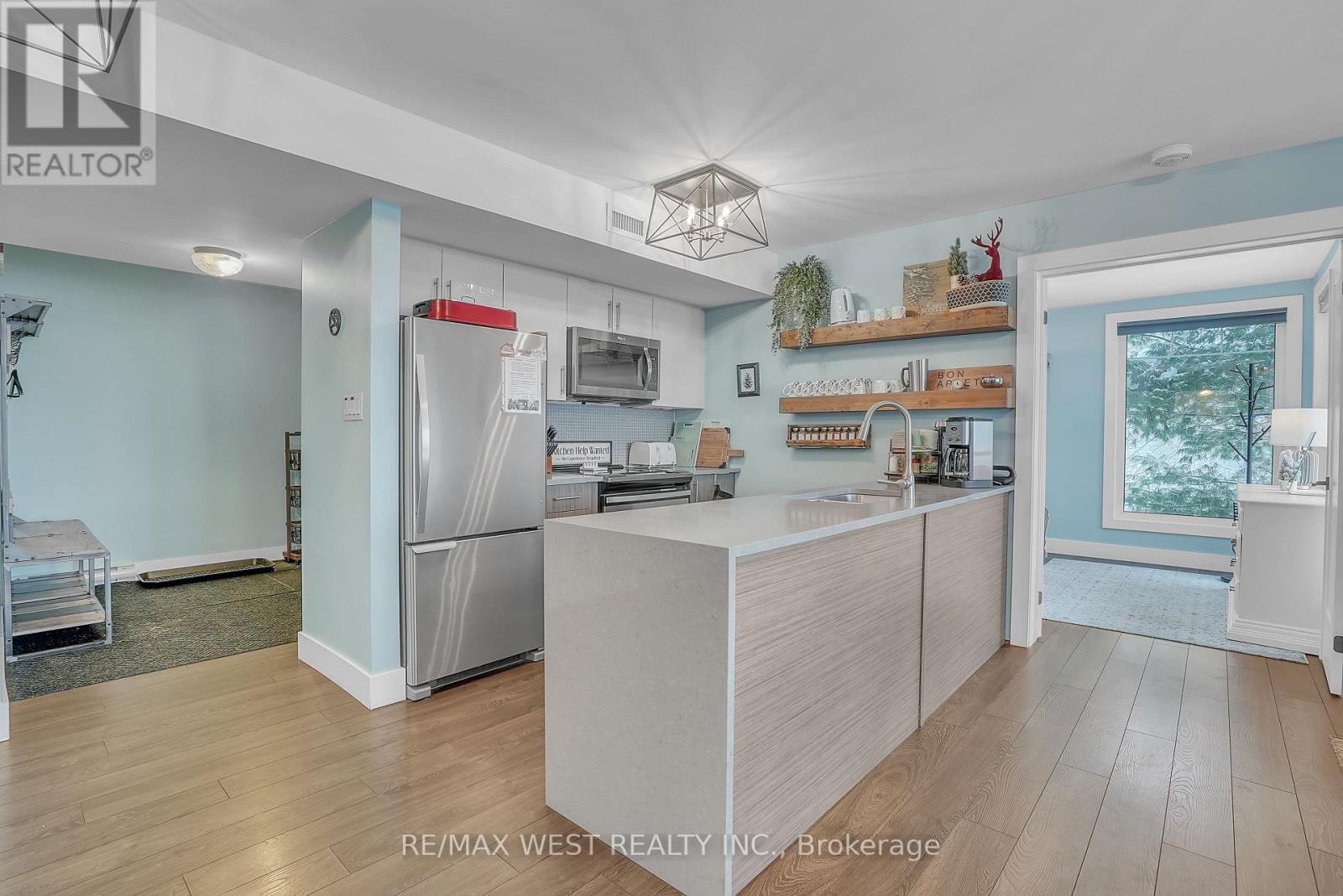 201 - 1 Tree Tops Lane, Huntsville (Chaffey), Ontario  P1H 1A9 - Photo 2 - X12805020