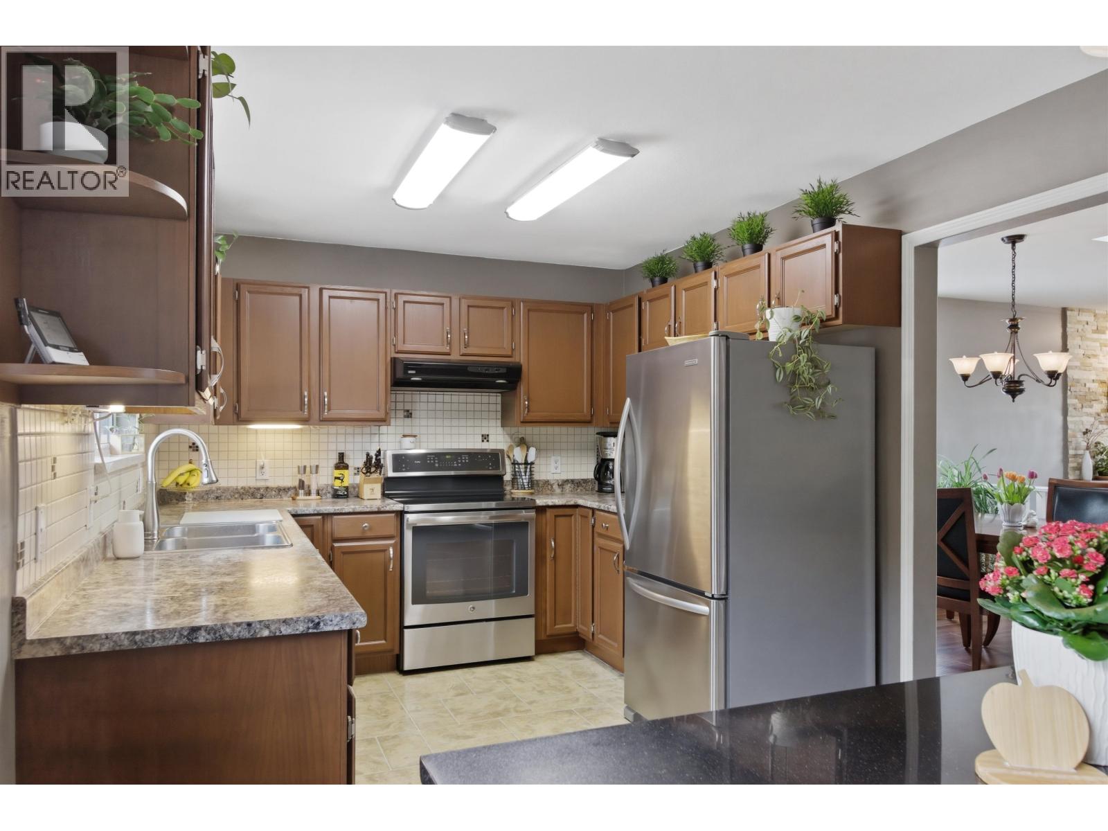 20492 Walnut Crescent, Maple Ridge, British Columbia  V2X 0M1 - Photo 2 - R3105140