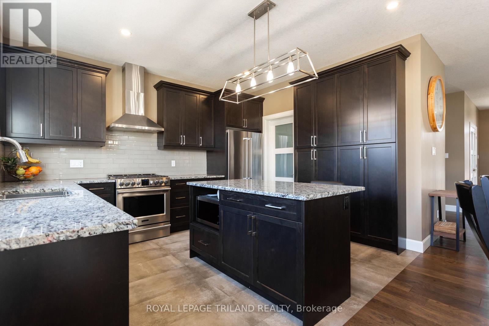 253 Boardwalk Way, Thames Centre, Ontario  N0L 1G2 - Photo 9 - X12939680