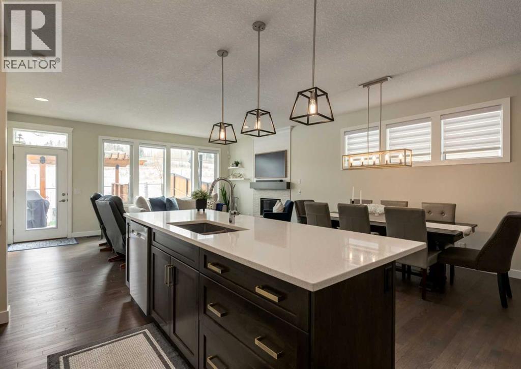 60 Crestbrook View SW, Calgary, Alberta  T3L 6G7 - Photo 4 - A2295774