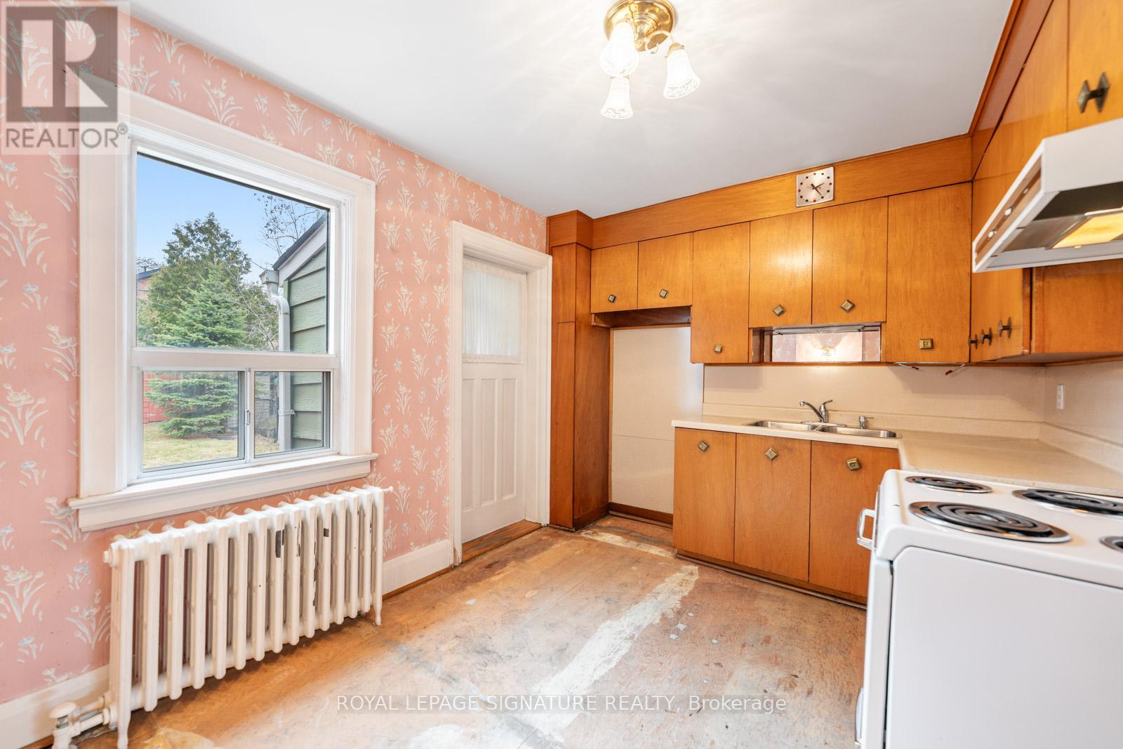 15 Marlow Avenue, Toronto, Ontario  M4J 3T8 - Photo 8 - E12939758