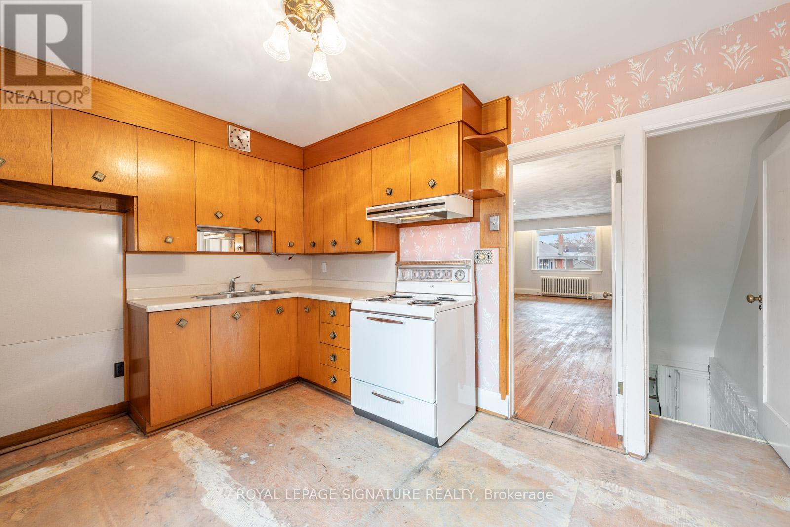 15 Marlow Avenue, Toronto, Ontario  M4J 3T8 - Photo 9 - E12939758