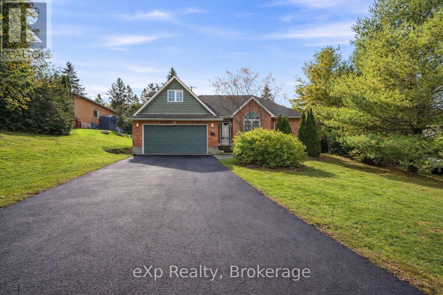 32 DICKINSON COURT, Centre Wellington, Ontario