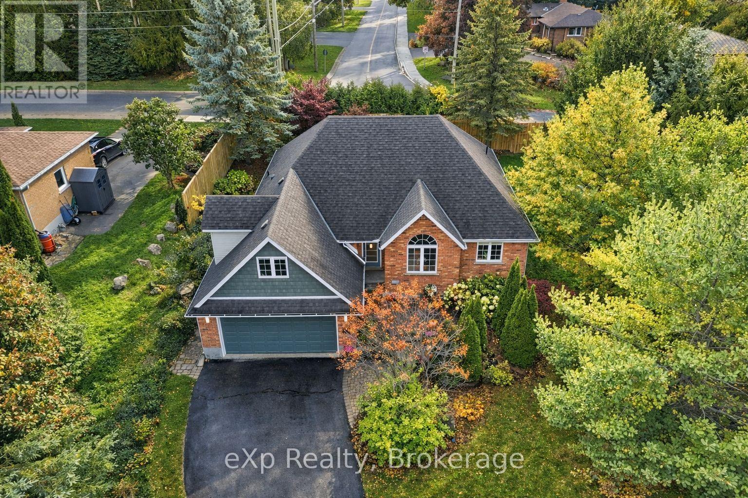 32 Dickinson Court, Centre Wellington, Ontario  N0B 1S0 - Photo 2 - X12913260