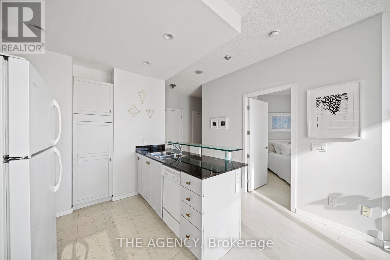 3313 - 208 Queens Quay W, Toronto, Ontario  M5J 2Y5 - Photo 4 - C12939532