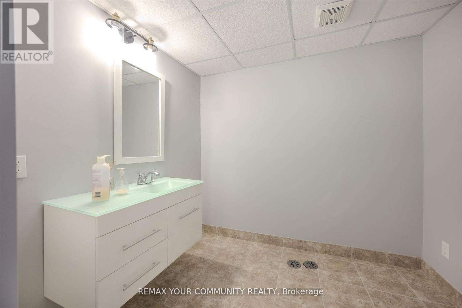 2 Kirkland Court, Richmond Hill, Ontario  L4C 9J1 - Photo 38 - N12939568