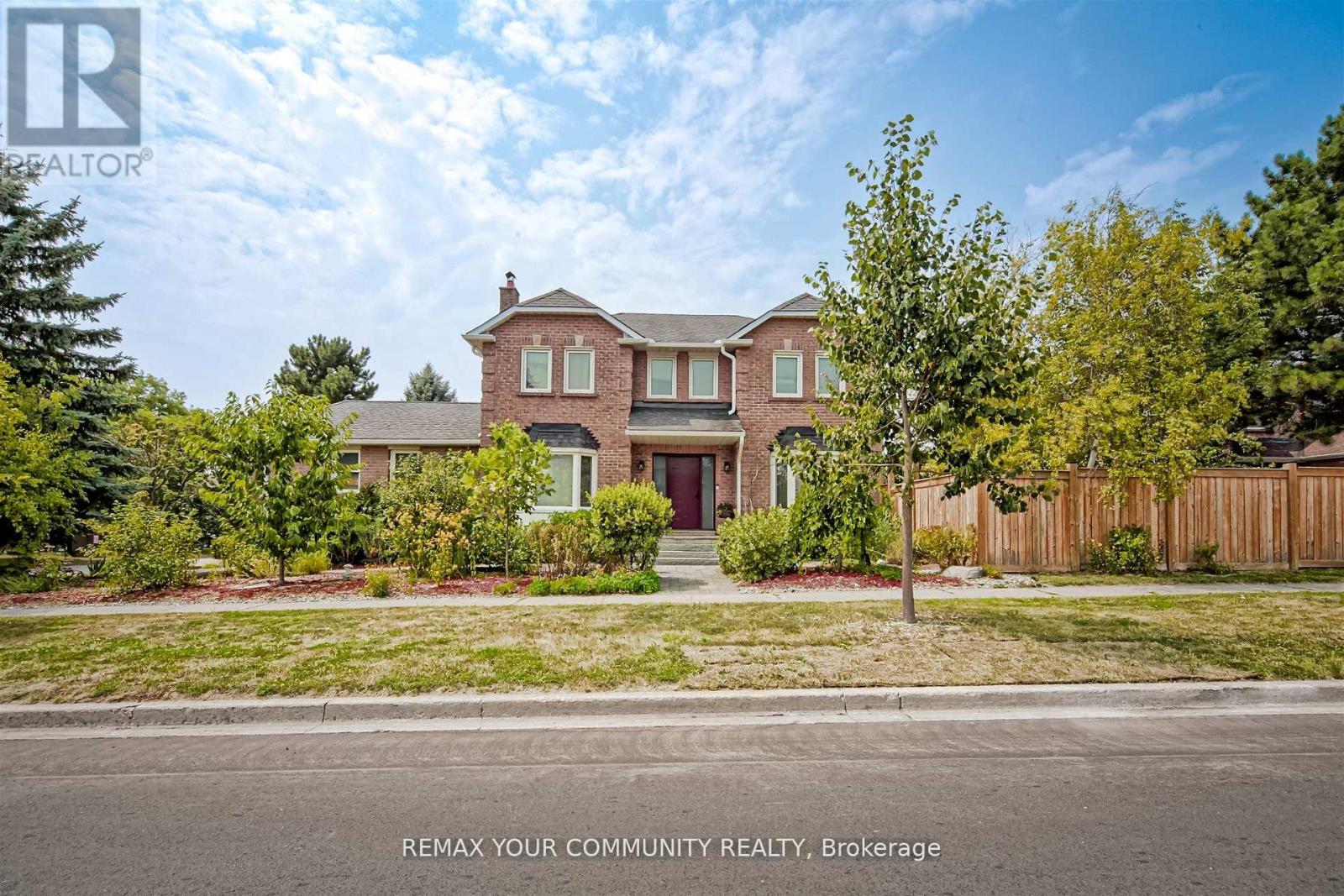 2 Kirkland Court, Richmond Hill, Ontario  L4C 9J1 - Photo 4 - N12939568