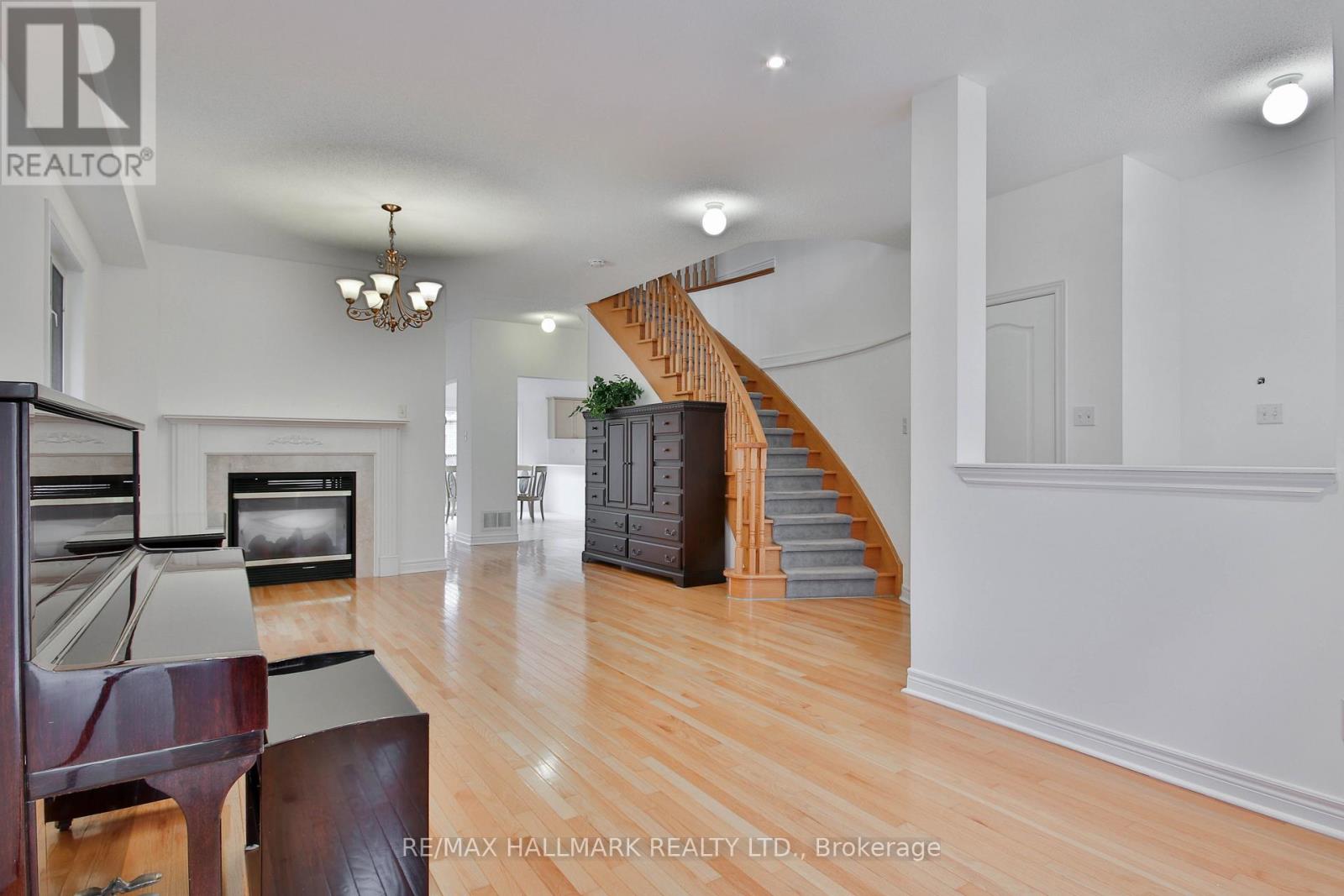 15 Briarglen Road, Markham, Ontario  L6C 2K5 - Photo 9 - N12939676