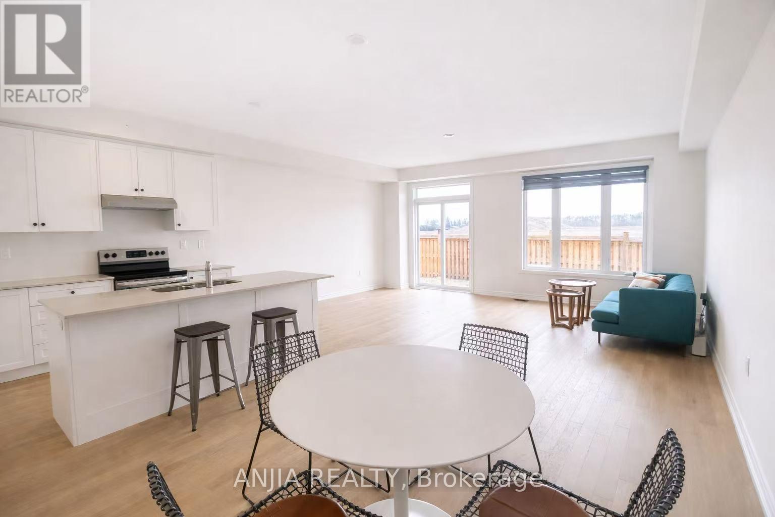 65 Greer Street, Barrie, Ontario  L9J 0R5 - Photo 3 - S12939262