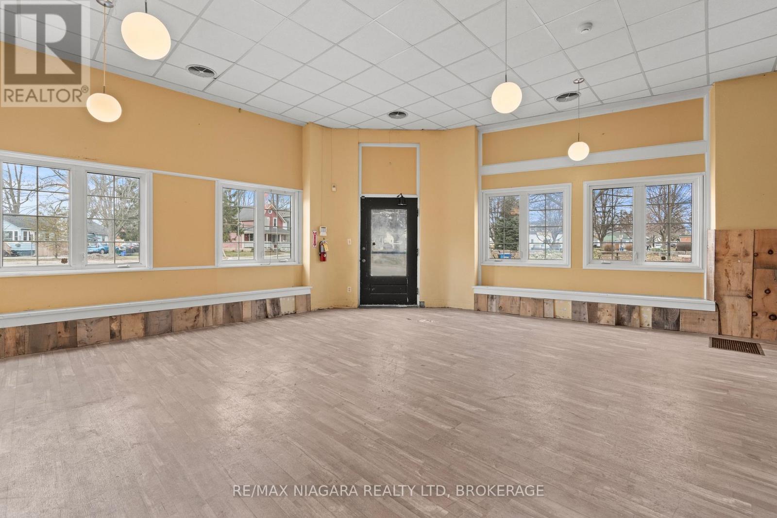 34 Queens Circle, Fort Erie, Ontario  L0S 1B0 - Photo 14 - X12881170