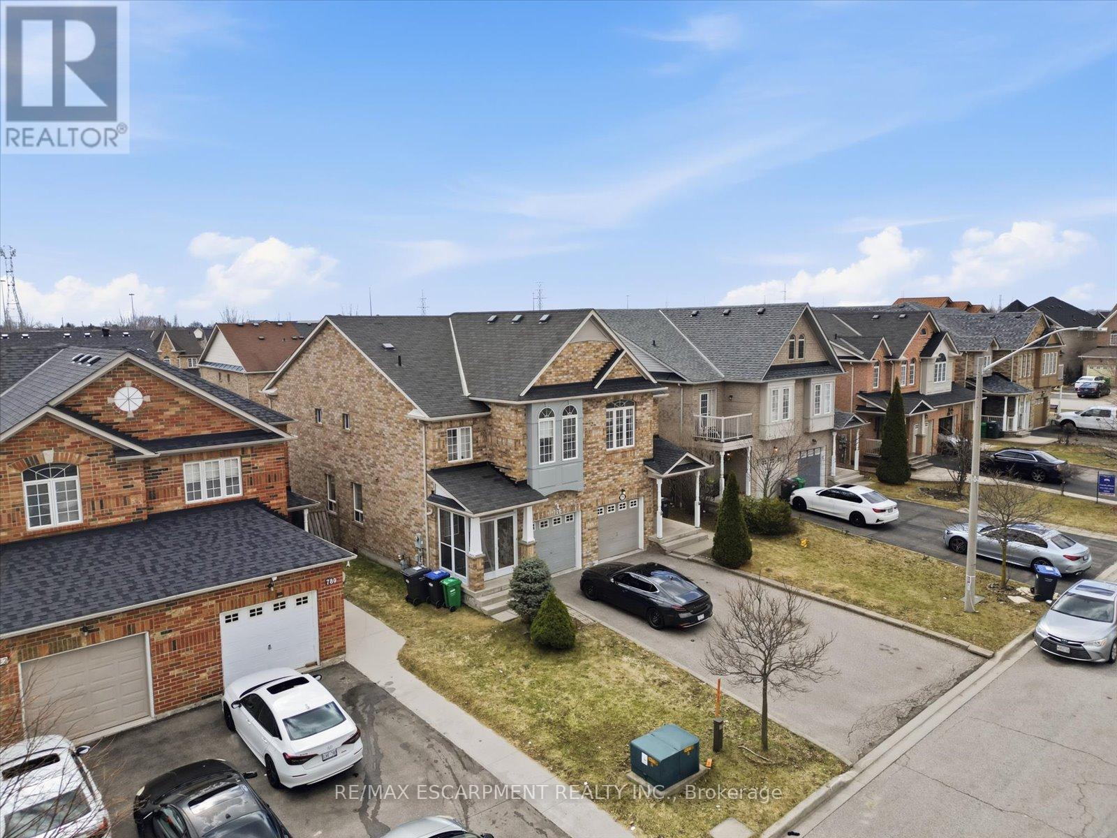 774 Bethany Crescent, Mississauga, Ontario  L7V 3B8 - Photo 3 - W12939506
