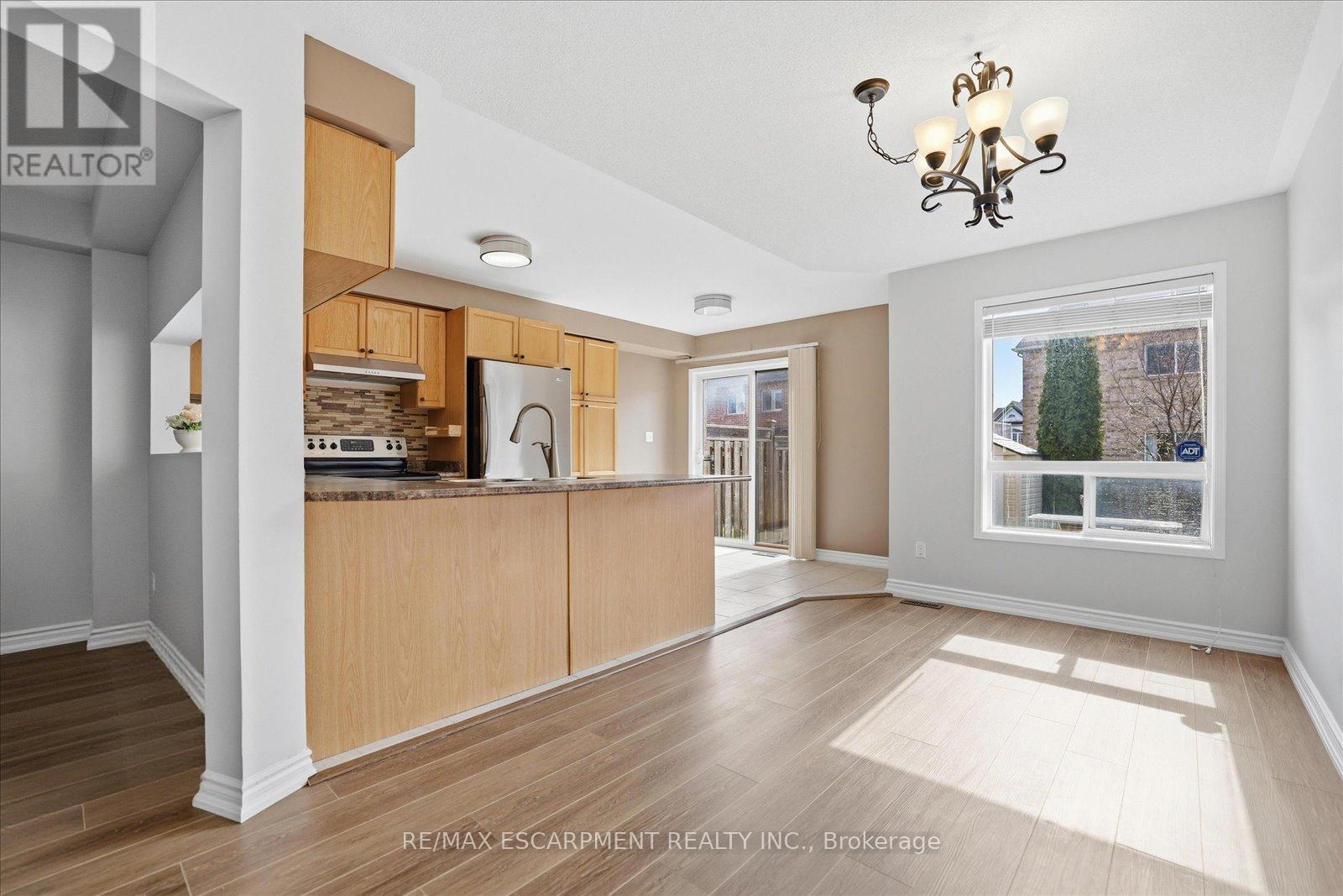 774 Bethany Crescent, Mississauga, Ontario  L7V 3B8 - Photo 4 - W12939506