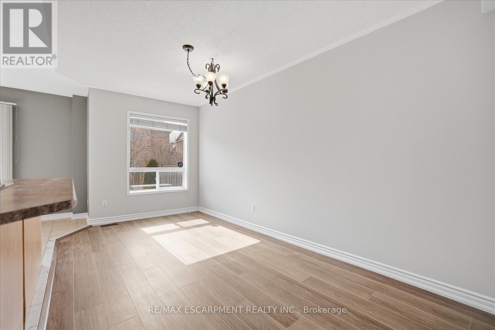 774 Bethany Crescent, Mississauga, Ontario  L7V 3B8 - Photo 5 - W12939506