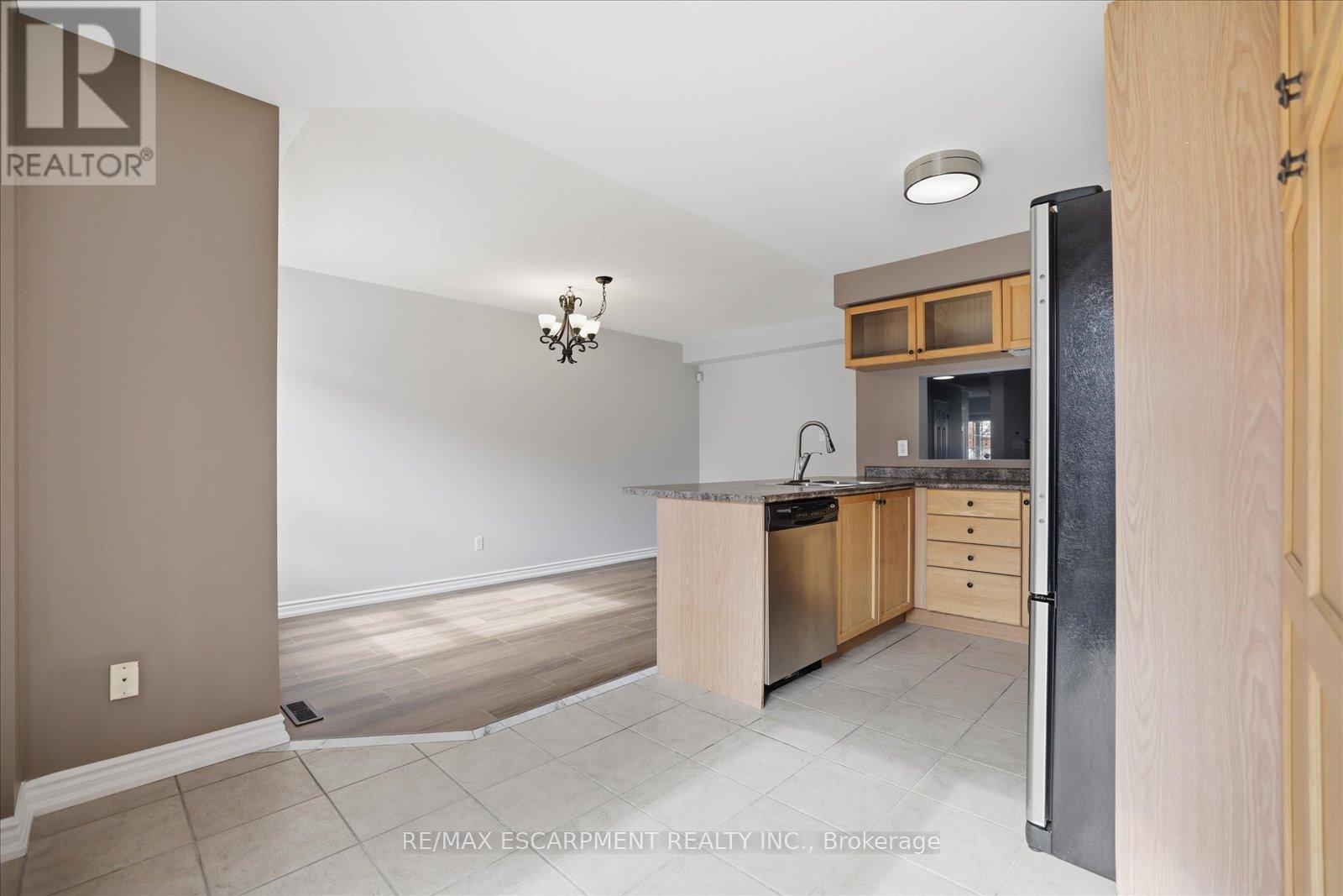 774 Bethany Crescent, Mississauga, Ontario  L7V 3B8 - Photo 8 - W12939506