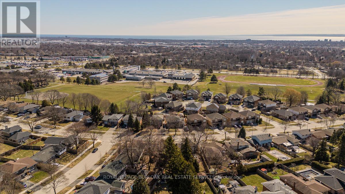 2074 Mountain Grove Avenue, Burlington, Ontario  L7P 2H9 - Photo 3 - W12939530