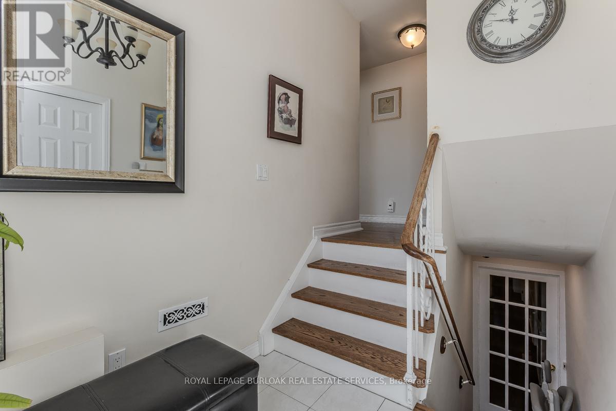 2074 Mountain Grove Avenue, Burlington, Ontario  L7P 2H9 - Photo 5 - W12939530