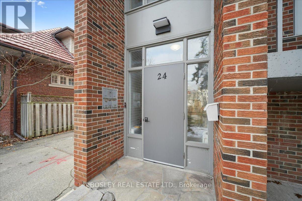 24 Oakwood Avenue N, Mississauga, Ontario  L5G 3L7 - Photo 10 - W12939670