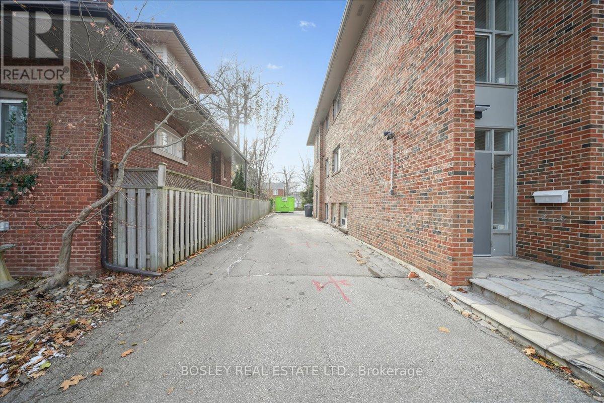 24 Oakwood Avenue N, Mississauga, Ontario  L5G 3L7 - Photo 11 - W12939670