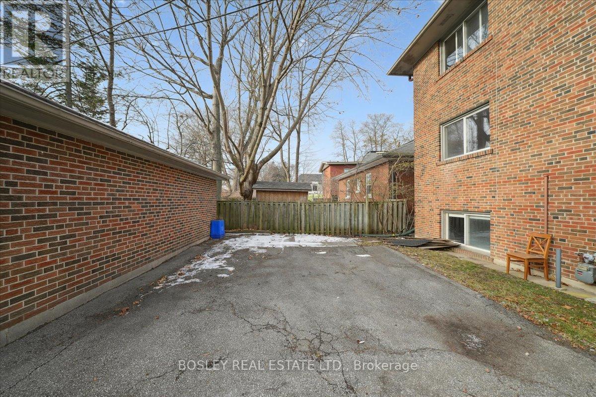 24 Oakwood Avenue N, Mississauga, Ontario  L5G 3L7 - Photo 14 - W12939670