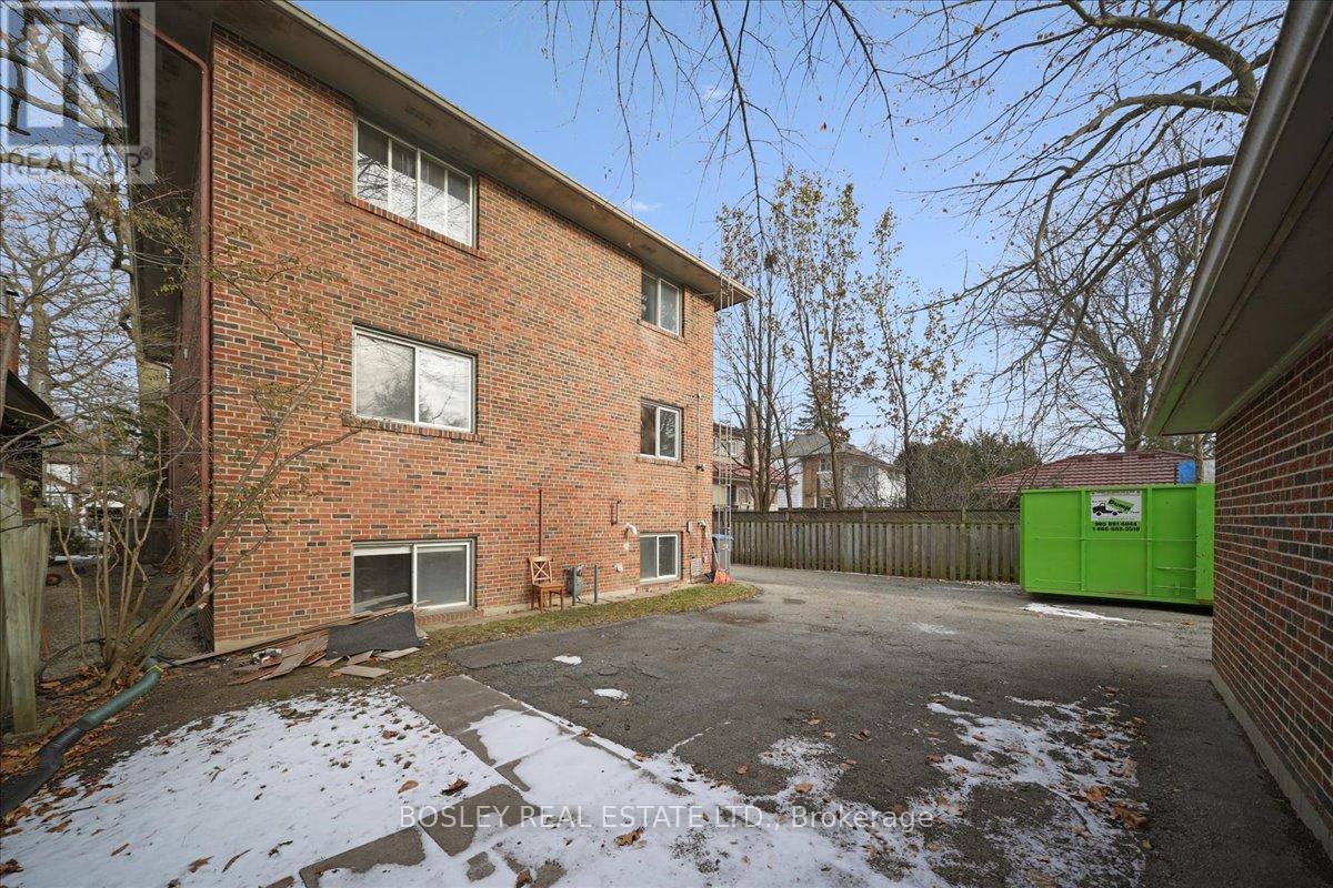24 Oakwood Avenue N, Mississauga, Ontario  L5G 3L7 - Photo 15 - W12939670