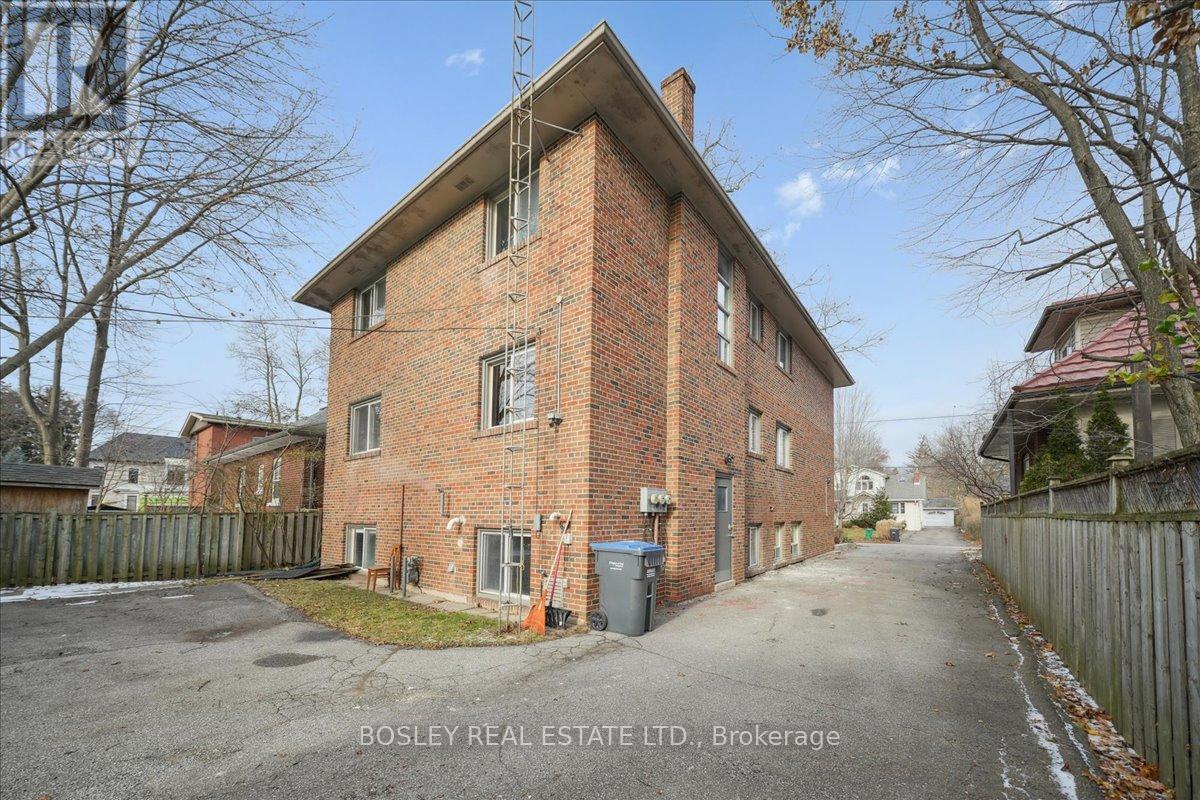 24 Oakwood Avenue N, Mississauga, Ontario  L5G 3L7 - Photo 16 - W12939670