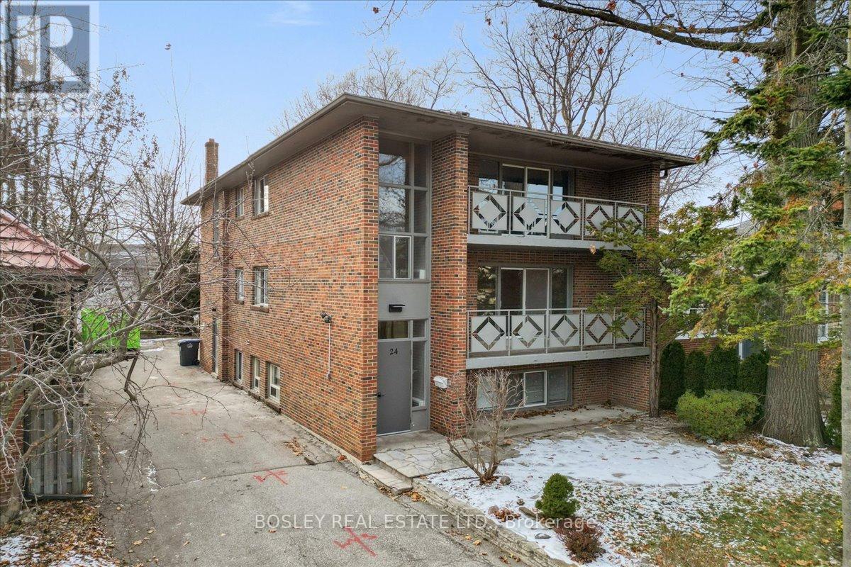 24 Oakwood Avenue N, Mississauga, Ontario  L5G 3L7 - Photo 2 - W12939670