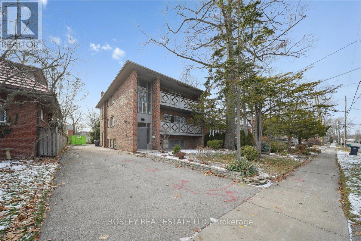 24 Oakwood Avenue N, Mississauga, Ontario  L5G 3L7 - Photo 4 - W12939670