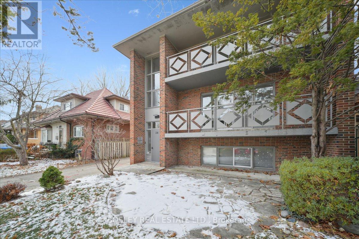 24 Oakwood Avenue N, Mississauga, Ontario  L5G 3L7 - Photo 6 - W12939670