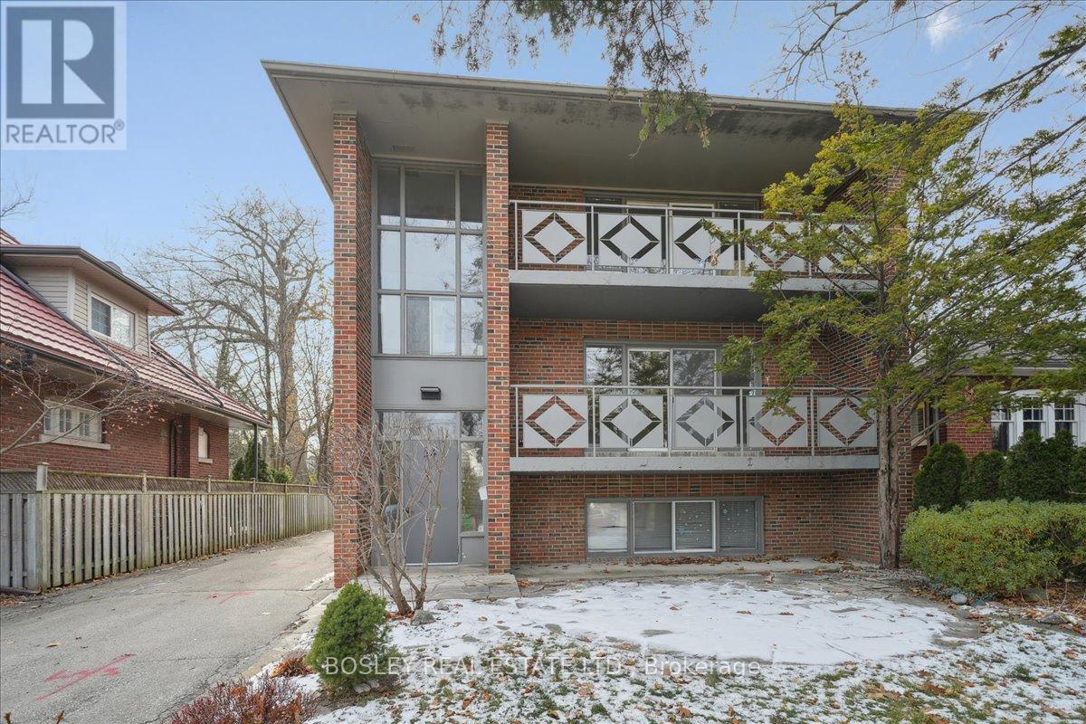24 Oakwood Avenue N, Mississauga, Ontario  L5G 3L7 - Photo 8 - W12939670