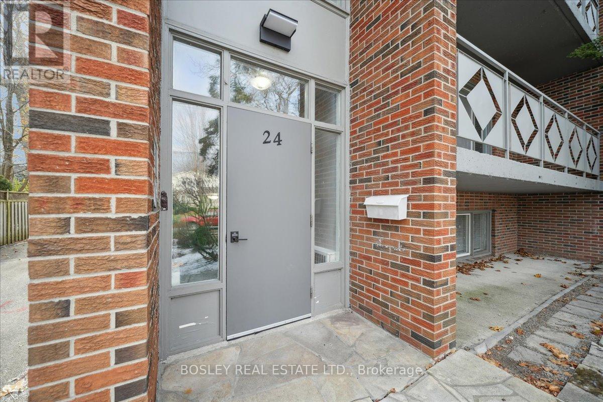 24 Oakwood Avenue N, Mississauga, Ontario  L5G 3L7 - Photo 9 - W12939670