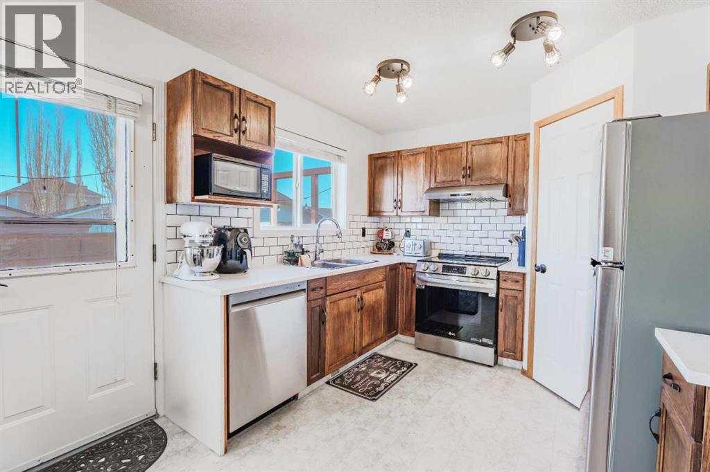 68 Bridleridge Gardens SW, Calgary, Alberta  T2Y 4C9 - Photo 2 - A2287128