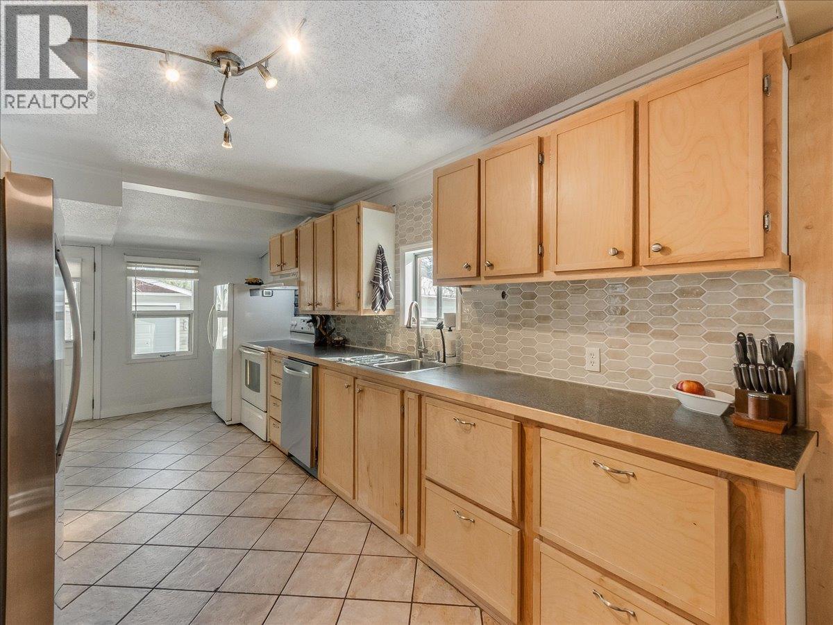 613 11th Avenue, Castlegar, British Columbia  V1N 1J7 - Photo 13 - 10369959