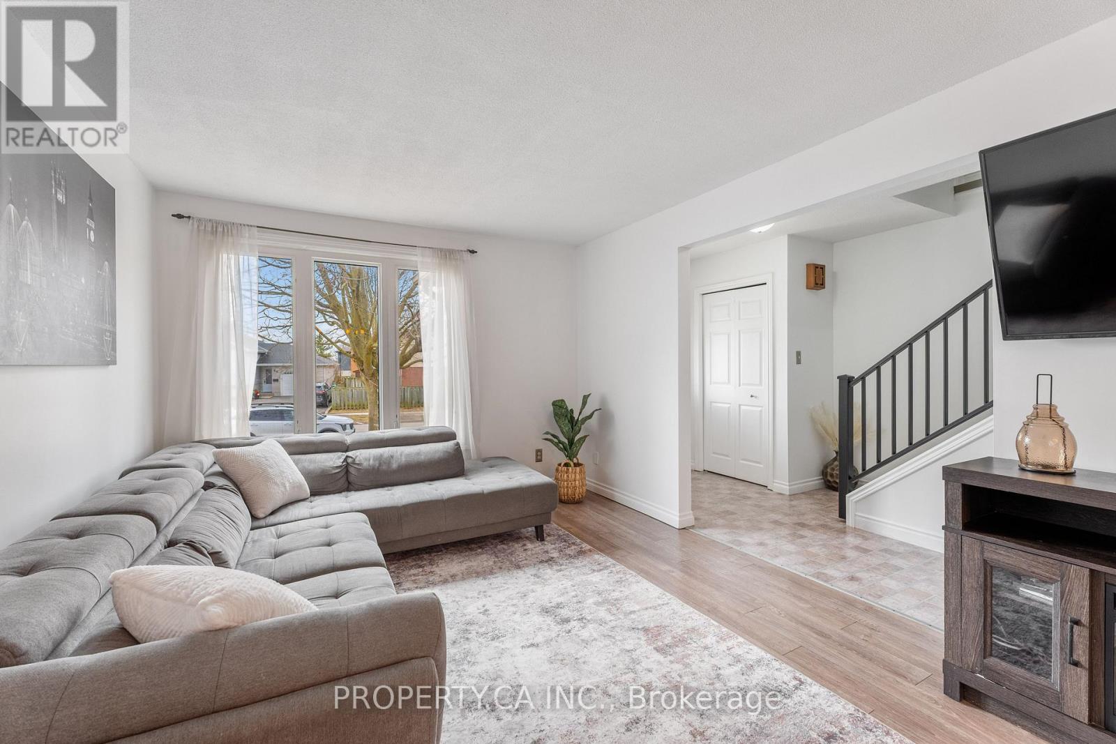 81 Stirling Macgregor Drive, Cambridge, Ontario  N1S 4P4 - Photo 4 - X12939418