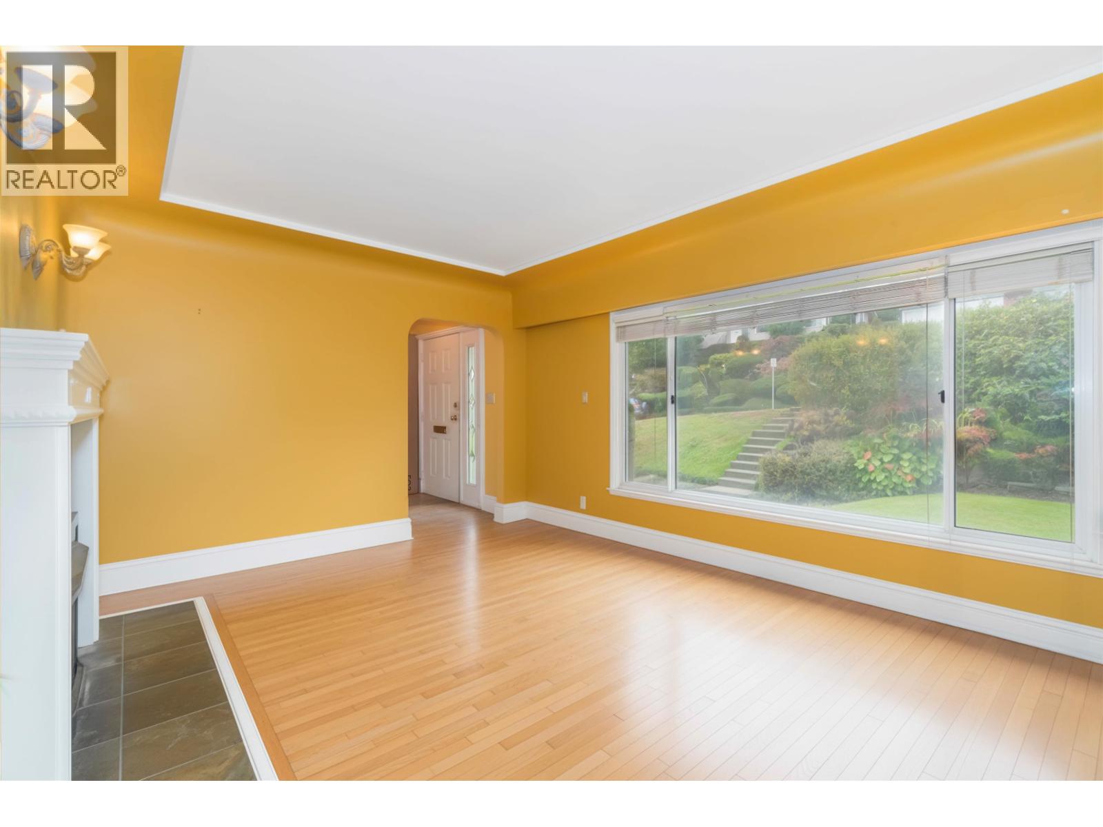 4037 Nithsdale Street, Burnaby, British Columbia  V5G 1P5 - Photo 6 - R3105254