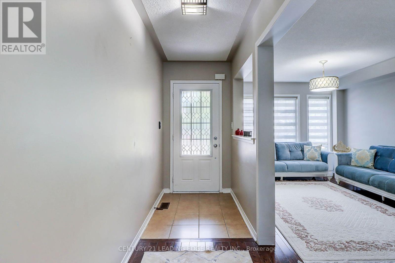 155 Webb Street, Bradford West Gwillimbury, Ontario  L3Z 0B9 - Photo 5 - N12939872