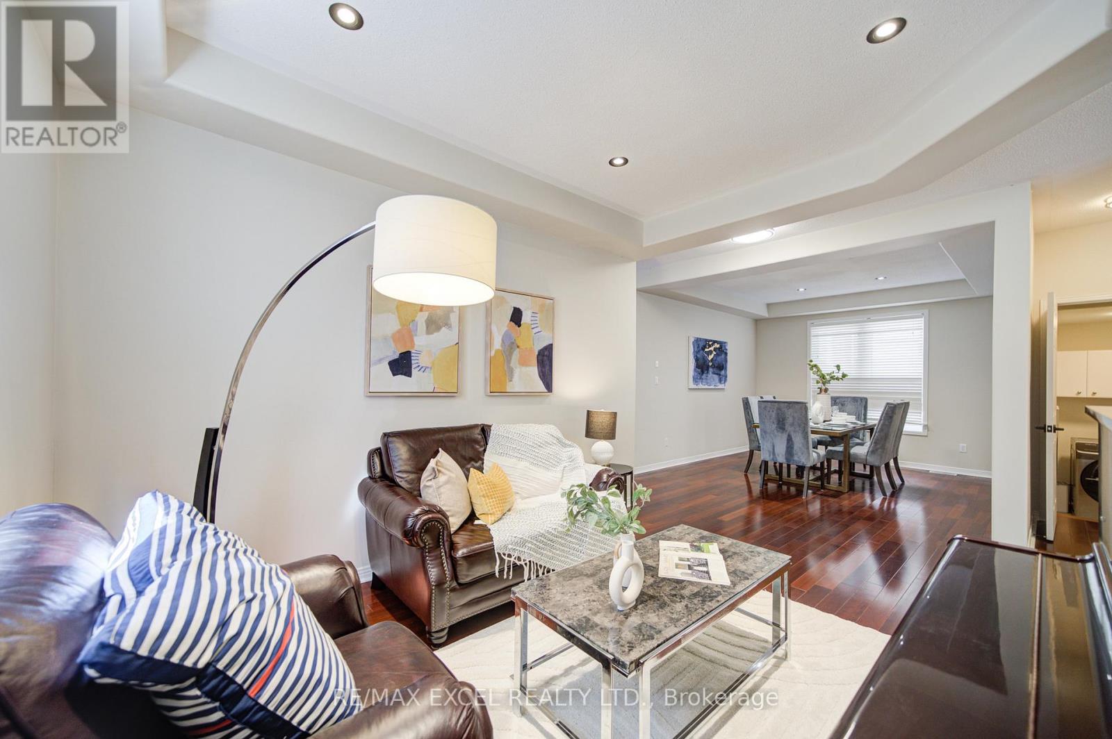 8 Hollylane Drive, Markham, Ontario  L6C 2K1 - Photo 10 - N12939880