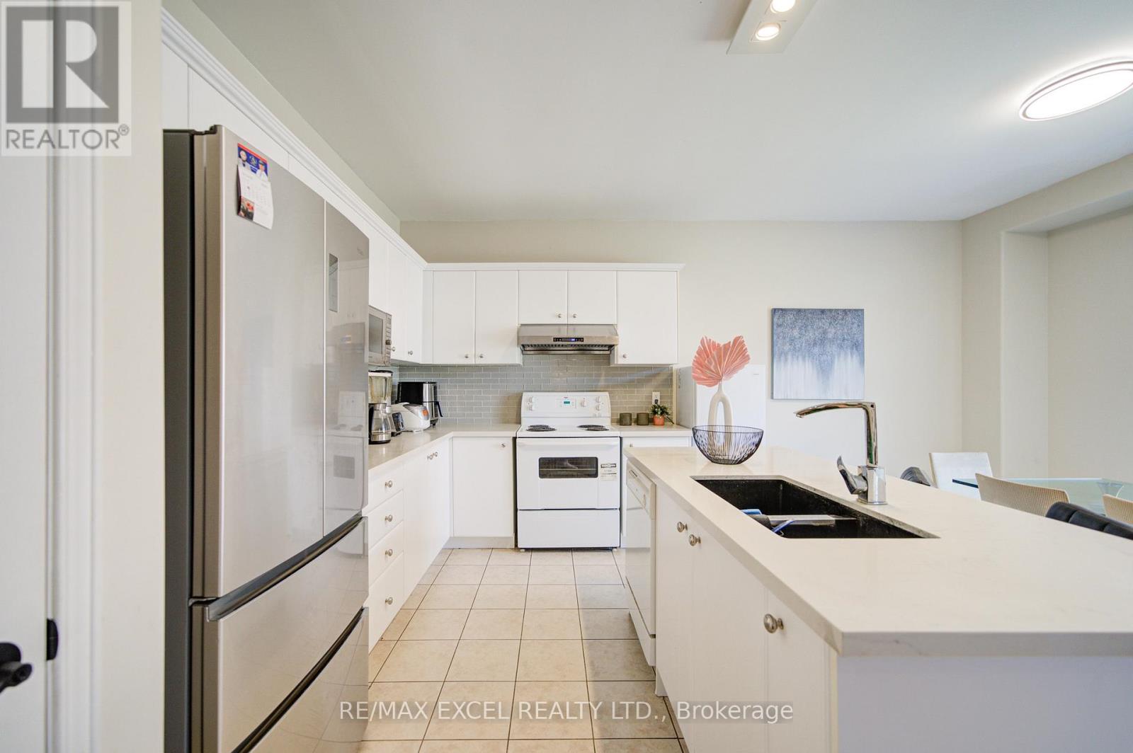 8 Hollylane Drive, Markham, Ontario  L6C 2K1 - Photo 14 - N12939880