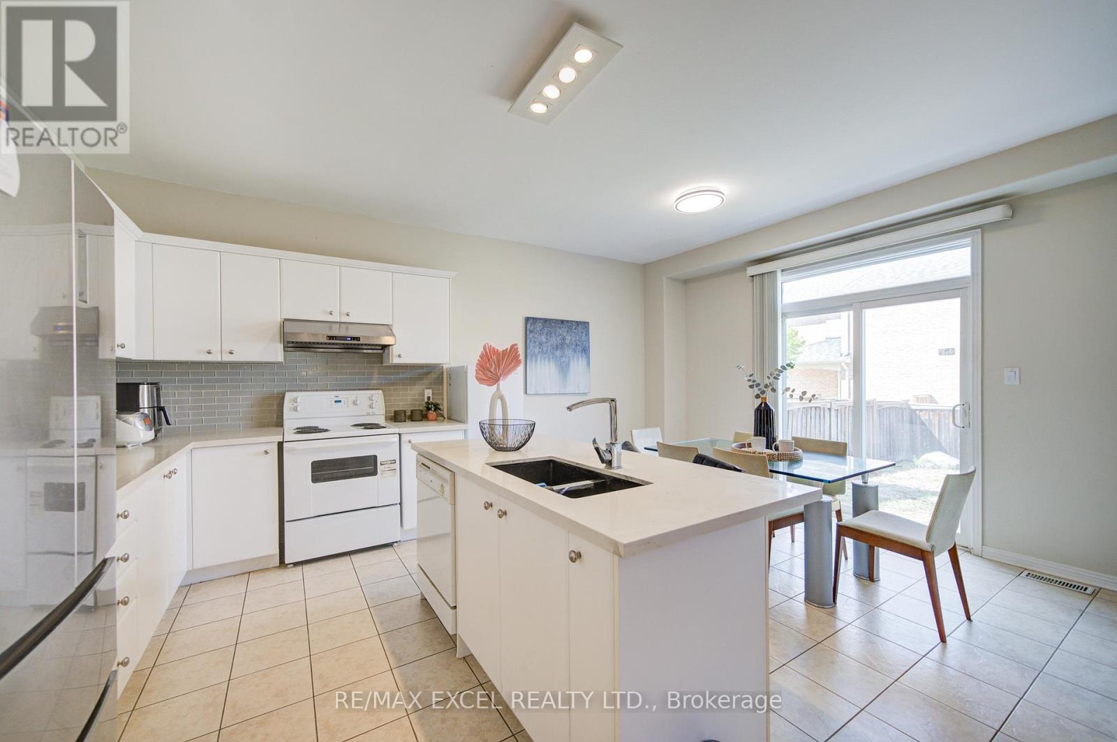 8 Hollylane Drive, Markham, Ontario  L6C 2K1 - Photo 15 - N12939880