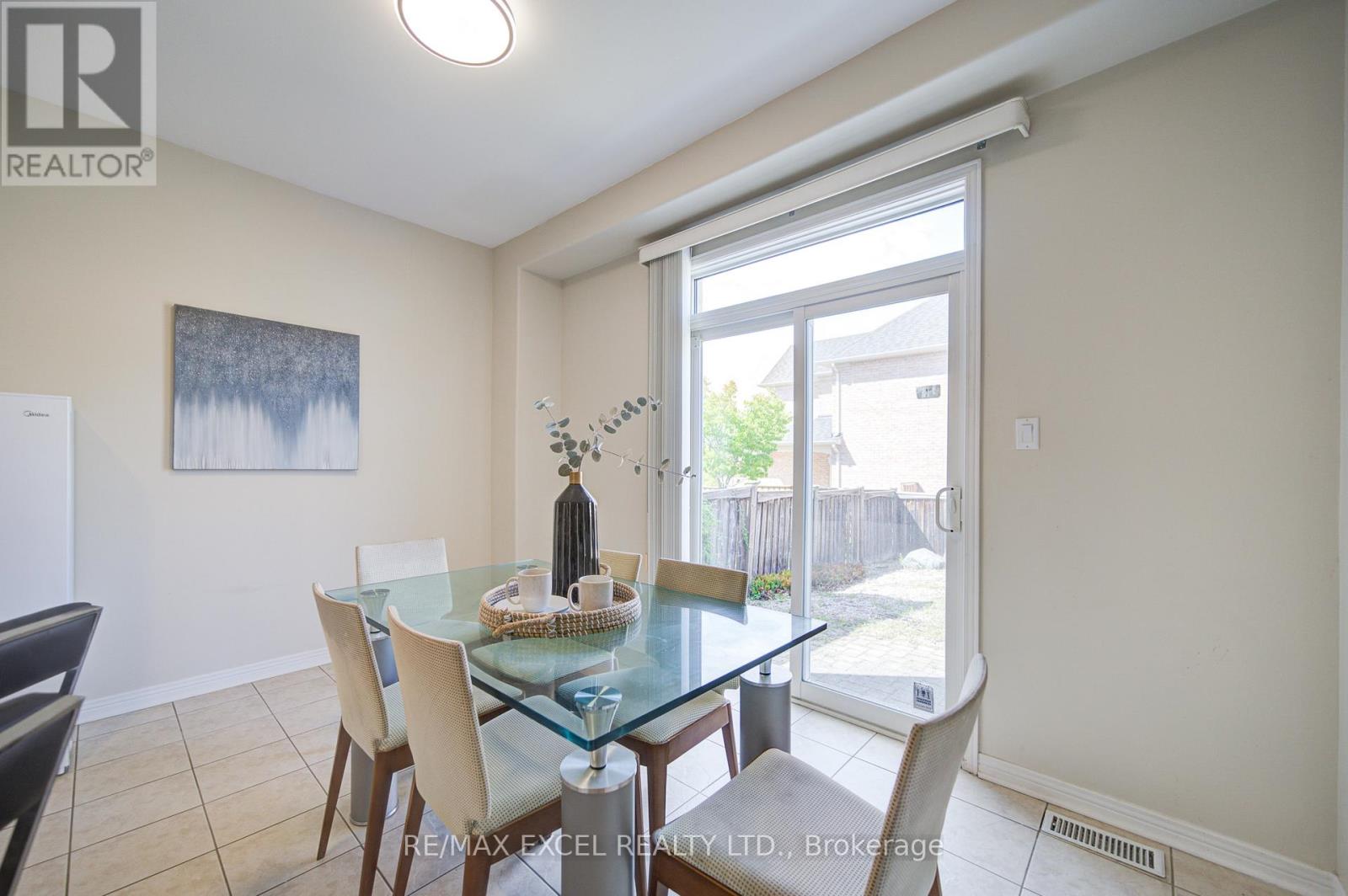 8 Hollylane Drive, Markham, Ontario  L6C 2K1 - Photo 17 - N12939880
