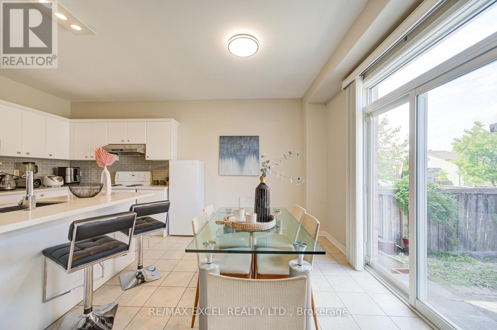 8 Hollylane Drive, Markham, Ontario  L6C 2K1 - Photo 18 - N12939880