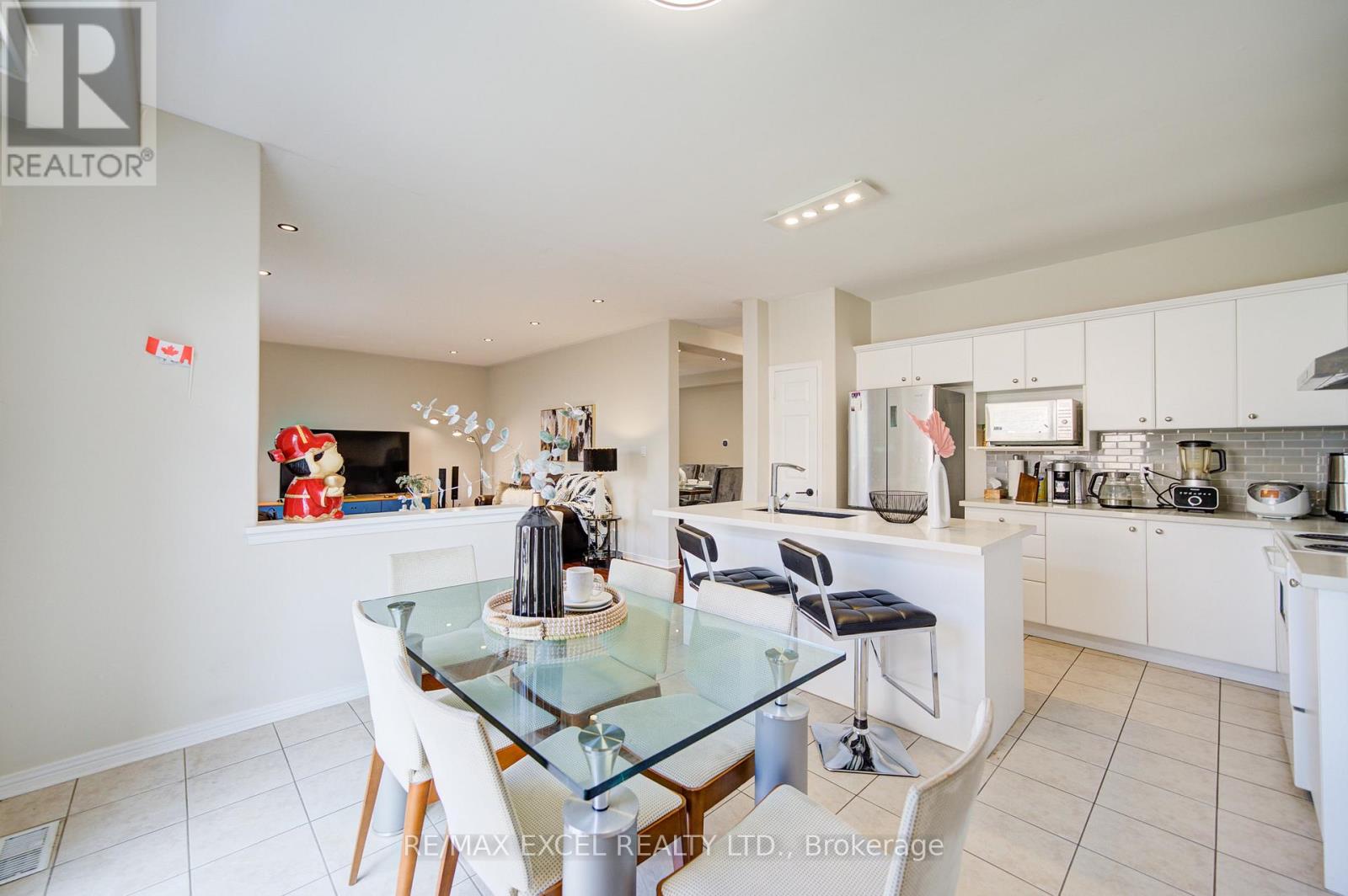 8 Hollylane Drive, Markham, Ontario  L6C 2K1 - Photo 19 - N12939880