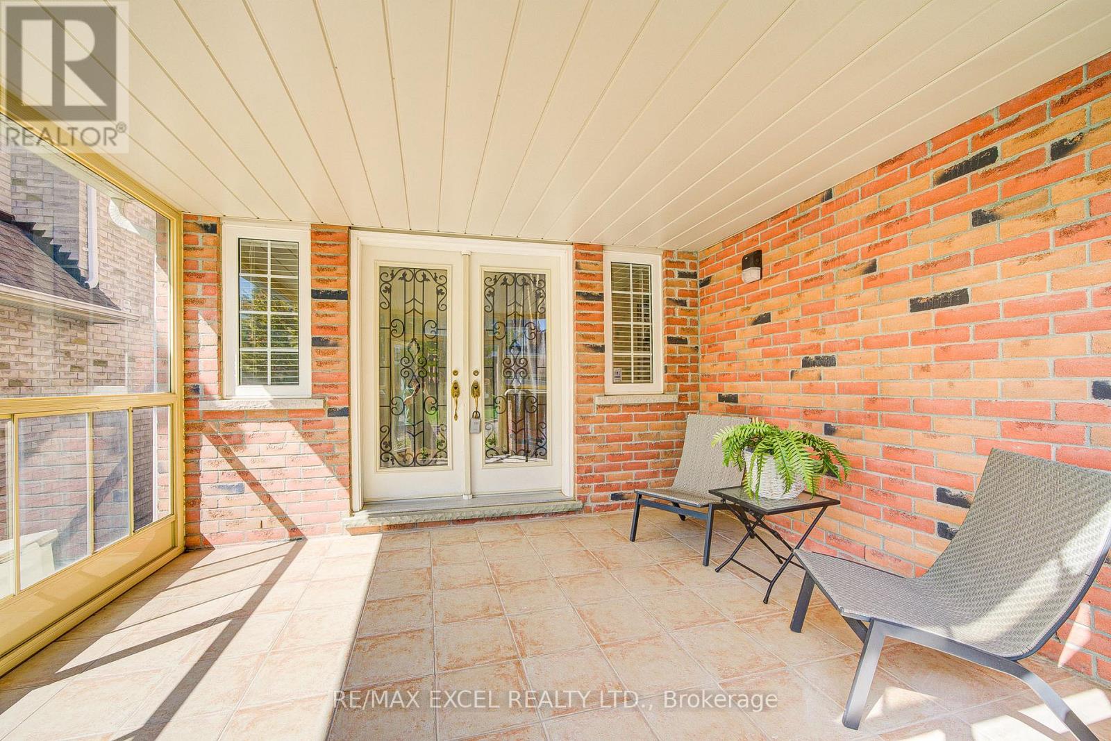 8 Hollylane Drive, Markham, Ontario  L6C 2K1 - Photo 4 - N12939880