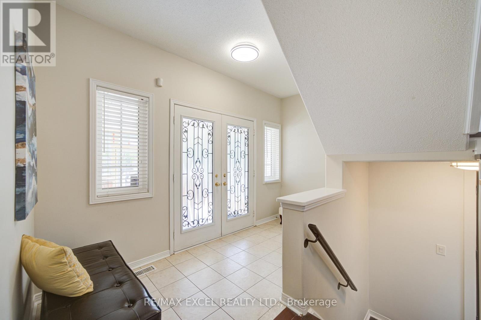 8 Hollylane Drive, Markham, Ontario  L6C 2K1 - Photo 5 - N12939880