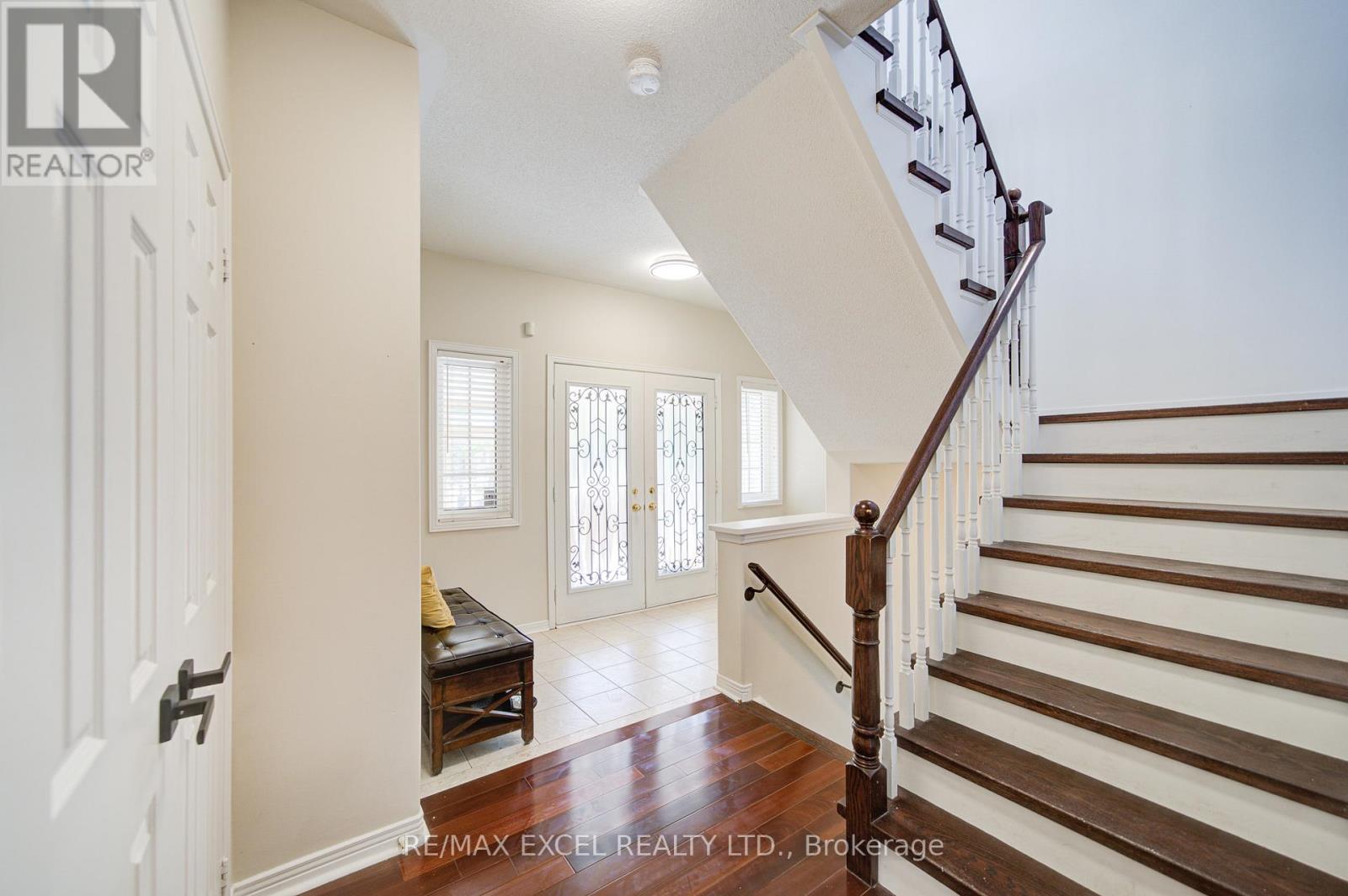 8 Hollylane Drive, Markham, Ontario  L6C 2K1 - Photo 6 - N12939880