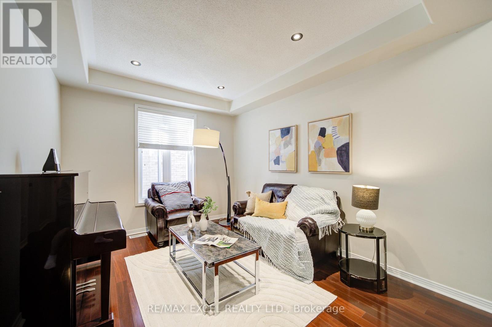 8 Hollylane Drive, Markham, Ontario  L6C 2K1 - Photo 7 - N12939880