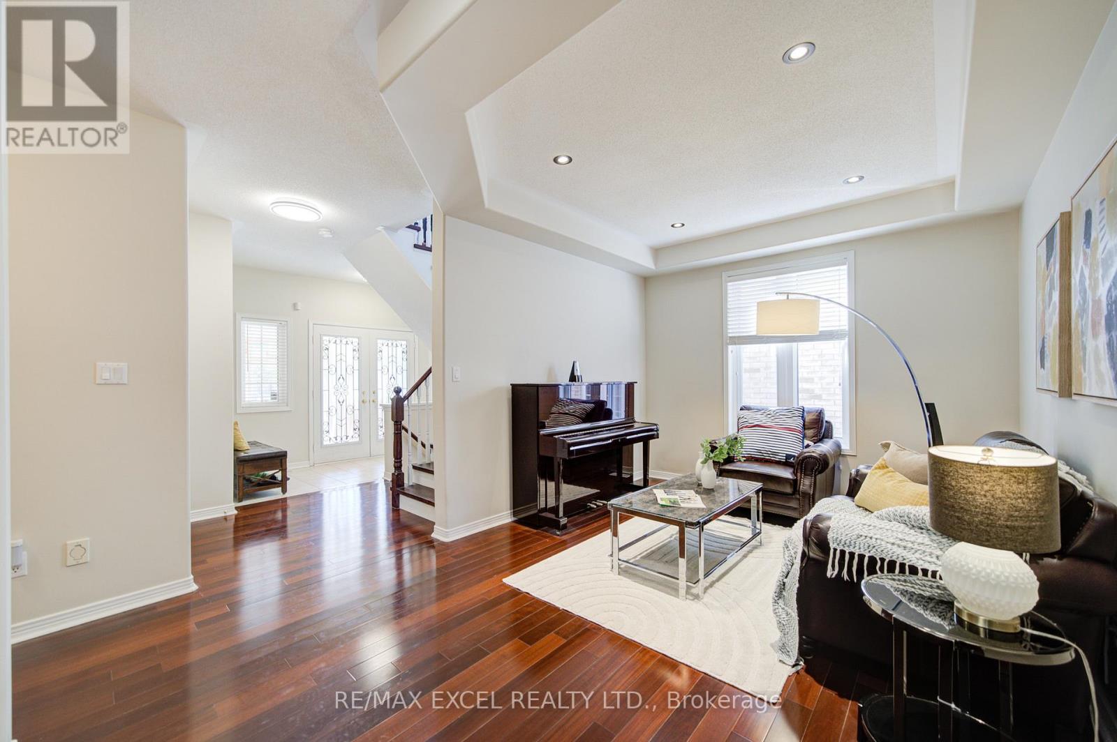 8 Hollylane Drive, Markham, Ontario  L6C 2K1 - Photo 9 - N12939880